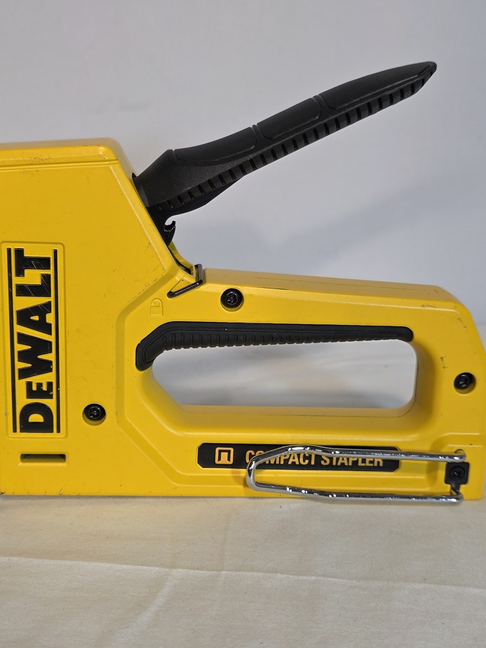 DEWALT DWHTTR130LH HEAVY-DUTY COMPACT STAPLER STAPLE GUN PINPOINT ACCURACY